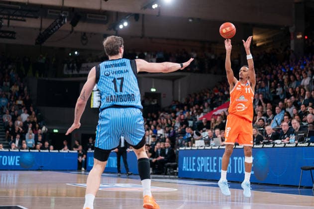 Alonzo Verge Jr (RASTA Vechta, 11) beim Wurf, Niklas Wimberg (Veolia Towers Hamburg, 17), GER, Veolia Towers Hamburg vs RASTA Vechta, Basketball, Bundesliga, Spieltag 30, Saison 2025 2026, 19.04.2026 GER, Veolia Towers Hamburg vs RASTA Vechta, Basketball, Bundesliga, Spieltag 30, Saison 2025 2026, 19.04.2026 Hamburg Copyright: xEibner-Pressefoto MaxxVincenx EP_MVN