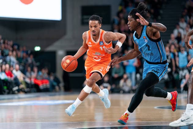 Alonzo Verge Jr (RASTA Vechta, 11) im Dribbling gegen Leonard Thorpe Jr. (Veolia Towers Hamburg, 02), GER, Veolia Towers Hamburg vs RASTA Vechta, Basketball, Bundesliga, Spieltag 30, Saison 2025 2026, 19.04.2026 GER, Veolia Towers Hamburg vs RASTA Vechta, Basketball, Bundesliga, Spieltag 30, Saison 2025 2026, 19.04.2026 Hamburg Copyright: xEibner-Pressefoto MaxxVincenx EP_MVN
