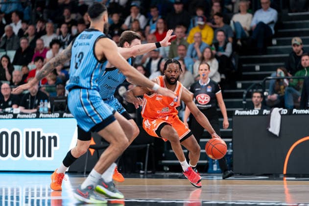Lloyd Pandi (RASTA Vechta, 41) im Dribbling gegen Niklas Wimberg (Veolia Towers Hamburg, 17) und Martin Breunig (Veolia Towers Hamburg, 13), GER, Veolia Towers Hamburg vs RASTA Vechta, Basketball, Bundesliga, Spieltag 30, Saison 2025 2026, 19.04.2026 GER, Veolia Towers Hamburg vs RASTA Vechta, Basketball, Bundesliga, Spieltag 30, Saison 2025 2026, 19.04.2026 Hamburg Copyright: xEibner-Pressefoto MaxxVincenx EP_MVN