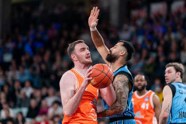 Philipp Herkenhoff (RASTA Vechta, 14) im Zweikampf mit Martin Breunig (Veolia Towers Hamburg, 13), GER, Veolia Towers Hamburg vs RASTA Vechta, Basketball, Bundesliga, Spieltag 30, Saison 2025 2026, 19.04.2026 GER, Veolia Towers Hamburg vs RASTA Vechta, Basketball, Bundesliga, Spieltag 30, Saison 2025 2026, 19.04.2026 Hamburg Copyright: xEibner-Pressefoto MaxxVincenx EP_MVN