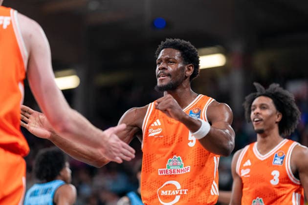 TJ Bamba (RASTA Vechta, 5) jubelt Jubel mit Philipp Herkenhoff (RASTA Vechta, 14), GER, Veolia Towers Hamburg vs RASTA Vechta, Basketball, Bundesliga, Spieltag 30, Saison 2025 2026, 19.04.2026 GER, Veolia Towers Hamburg vs RASTA Vechta, Basketball, Bundesliga, Spieltag 30, Saison 2025 2026, 19.04.2026 Hamburg Copyright: xEibner-Pressefoto MaxxVincenx EP_MVN