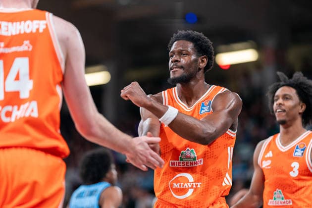 TJ Bamba (RASTA Vechta, 5) jubelt Jubel mit Philipp Herkenhoff (RASTA Vechta, 14), GER, Veolia Towers Hamburg vs RASTA Vechta, Basketball, Bundesliga, Spieltag 30, Saison 2025 2026, 19.04.2026 GER, Veolia Towers Hamburg vs RASTA Vechta, Basketball, Bundesliga, Spieltag 30, Saison 2025 2026, 19.04.2026 Hamburg Copyright: xEibner-Pressefoto MaxxVincenx EP_MVN