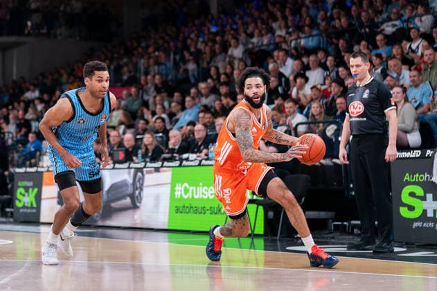 Tevin Brown (RASTA Vechta, 10) im Dribbling gegen Kenneth Ogbe (Veolia Towers Hamburg, 25), GER, Veolia Towers Hamburg vs RASTA Vechta, Basketball, Bundesliga, Spieltag 30, Saison 2025 2026, 19.04.2026 GER, Veolia Towers Hamburg vs RASTA Vechta, Basketball, Bundesliga, Spieltag 30, Saison 2025 2026, 19.04.2026 Hamburg Copyright: xEibner-Pressefoto MaxxVincenx EP_MVN
