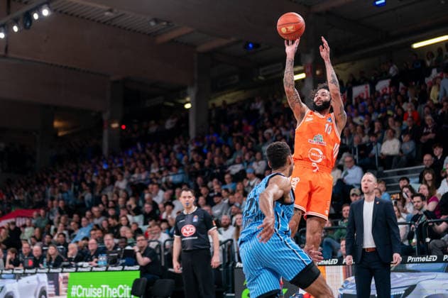 Tevin Brown (RASTA Vechta, 10) beim Wurf, Kenneth Ogbe (Veolia Towers Hamburg, 25), GER, Veolia Towers Hamburg vs RASTA Vechta, Basketball, Bundesliga, Spieltag 30, Saison 2025 2026, 19.04.2026 GER, Veolia Towers Hamburg vs RASTA Vechta, Basketball, Bundesliga, Spieltag 30, Saison 2025 2026, 19.04.2026 Hamburg Copyright: xEibner-Pressefoto MaxxVincenx EP_MVN