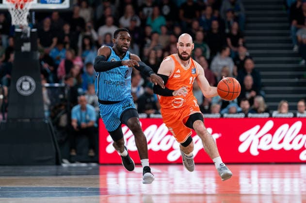 Tommy Kuhse (RASTA Vechta, 12) im Dribbling gegen Osaro Rich (Veolia Towers Hamburg, 03), GER, Veolia Towers Hamburg vs RASTA Vechta, Basketball, Bundesliga, Spieltag 30, Saison 2025 2026, 19.04.2026 GER, Veolia Towers Hamburg vs RASTA Vechta, Basketball, Bundesliga, Spieltag 30, Saison 2025 2026, 19.04.2026 Hamburg Copyright: xEibner-Pressefoto MaxxVincenx EP_MVN