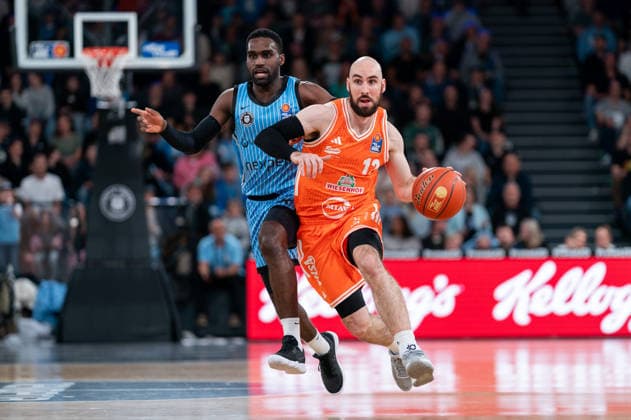 Tommy Kuhse (RASTA Vechta, 12) im Dribbling gegen Osaro Rich (Veolia Towers Hamburg, 03), GER, Veolia Towers Hamburg vs RASTA Vechta, Basketball, Bundesliga, Spieltag 30, Saison 2025 2026, 19.04.2026 GER, Veolia Towers Hamburg vs RASTA Vechta, Basketball, Bundesliga, Spieltag 30, Saison 2025 2026, 19.04.2026 Hamburg Copyright: xEibner-Pressefoto MaxxVincenx EP_MVN