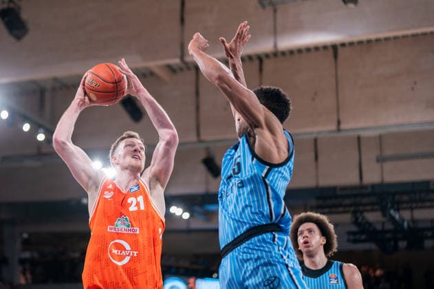 Lars Thiemann (RASTA Vechta, 21) beim Wurf, Kenneth Ogbe (Veolia Towers Hamburg, 25), GER, Veolia Towers Hamburg vs RASTA Vechta, Basketball, Bundesliga, Spieltag 30, Saison 2025 2026, 19.04.2026 GER, Veolia Towers Hamburg vs RASTA Vechta, Basketball, Bundesliga, Spieltag 30, Saison 2025 2026, 19.04.2026 Hamburg Copyright: xEibner-Pressefoto MaxxVincenx EP_MVN