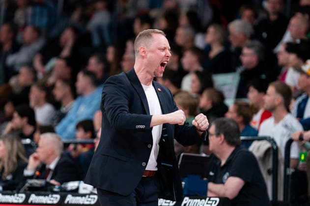 Christian Held (RASTA Vechta, Trainer) jubelt Jubel, GER, Veolia Towers Hamburg vs RASTA Vechta, Basketball, Bundesliga, Spieltag 30, Saison 2025 2026, 19.04.2026 GER, Veolia Towers Hamburg vs RASTA Vechta, Basketball, Bundesliga, Spieltag 30, Saison 2025 2026, 19.04.2026 Hamburg Copyright: xEibner-Pressefoto MaxxVincenx EP_MVN