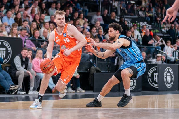 Linus Trettin (RASTA Vechta, 15) im Dribbling gegen Devon Daniels (Veolia Towers Hamburg, 21), GER, Veolia Towers Hamburg vs RASTA Vechta, Basketball, Bundesliga, Spieltag 30, Saison 2025 2026, 19.04.2026 GER, Veolia Towers Hamburg vs RASTA Vechta, Basketball, Bundesliga, Spieltag 30, Saison 2025 2026, 19.04.2026 Hamburg Copyright: xEibner-Pressefoto MaxxVincenx EP_MVN