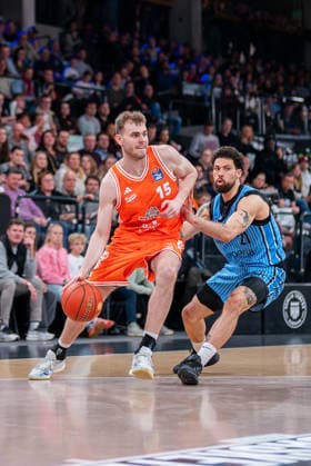 Linus Trettin (RASTA Vechta, 15) im Dribbling gegen Devon Daniels (Veolia Towers Hamburg, 21), GER, Veolia Towers Hamburg vs RASTA Vechta, Basketball, Bundesliga, Spieltag 30, Saison 2025 2026, 19.04.2026 GER, Veolia Towers Hamburg vs RASTA Vechta, Basketball, Bundesliga, Spieltag 30, Saison 2025 2026, 19.04.2026 Hamburg Copyright: xEibner-Pressefoto MaxxVincenx EP_MVN