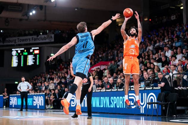 Tevin Brown (RASTA Vechta, 10) beim Wurf, Niklas Wimberg (Veolia Towers Hamburg, 17), GER, Veolia Towers Hamburg vs RASTA Vechta, Basketball, Bundesliga, Spieltag 30, Saison 2025 2026, 19.04.2026 GER, Veolia Towers Hamburg vs RASTA Vechta, Basketball, Bundesliga, Spieltag 30, Saison 2025 2026, 19.04.2026 Hamburg Copyright: xEibner-Pressefoto MaxxVincenx EP_MVN