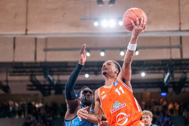 Alonzo Verge Jr (RASTA Vechta, 11) beim Korbleger, Osaro Rich (Veolia Towers Hamburg, 03), GER, Veolia Towers Hamburg vs RASTA Vechta, Basketball, Bundesliga, Spieltag 30, Saison 2025 2026, 19.04.2026 GER, Veolia Towers Hamburg vs RASTA Vechta, Basketball, Bundesliga, Spieltag 30, Saison 2025 2026, 19.04.2026 Hamburg Copyright: xEibner-Pressefoto MaxxVincenx EP_MVN