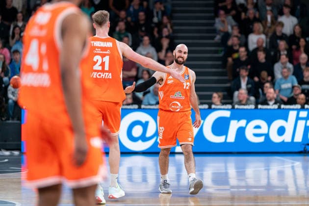 Tommy Kuhse (RASTA Vechta, 12) jubelt Jubel mit Lars Thiemann (RASTA Vechta, 21), GER, Veolia Towers Hamburg vs RASTA Vechta, Basketball, Bundesliga, Spieltag 30, Saison 2025 2026, 19.04.2026 GER, Veolia Towers Hamburg vs RASTA Vechta, Basketball, Bundesliga, Spieltag 30, Saison 2025 2026, 19.04.2026 Hamburg Copyright: xEibner-Pressefoto MaxxVincenx EP_MVN