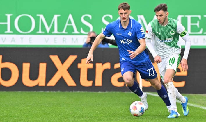19.04.2026 - Fussball - Saison 2025 2026 - 2. Fussball - Bundesliga - 30. Spieltag: SpVgg Greuther Fürth ( Kleeblatt ) - SV Darmstadt 98 ( Lilien ) - Sportfoto Zink MeZi - xmexzix - DFL regulations prohibit any use of photographs as image sequences and or quasi-video - only for editorial use - Bartosz Bialek (27, SV Darmstadt 98 D98 SV98 ) Branimir Hrgota (10, SpVgg Greuther Fürth , rechts )