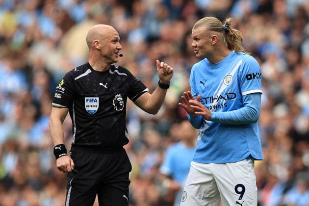 19th April 2026; Etihad Stadium, Manchester, Lancashire, England; Premier League Football, Manchester City versus Arsenal ; Erling Haaland of Manchester City speaks with referee Anthony Taylor after a shirt pulling incident DavidxBlunsden