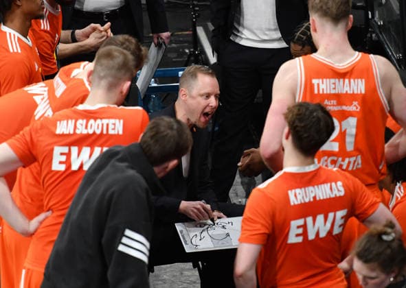 GER, 1. BBL, Veolia Towers Hamburg vs SC Rasta Vechta 19.04.2026,,GER, 1. BBL, Veolia Towers Hamburg vs SC Rasta Vechta, im Bild Head-Coach Christian Held (RASTA Vechta) spricht mit seiner Mannschaft