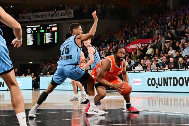 GER, 1. BBL, Veolia Towers Hamburg vs SC Rasta Vechta 19.04.2026,,GER, 1. BBL, Veolia Towers Hamburg vs SC Rasta Vechta, im Bild Lloyd Pandi (RASTA Vechta 41) versucht sich gegen Kenneth Ogbe (Veolia Towers Hamburg 25) durchzusetzen