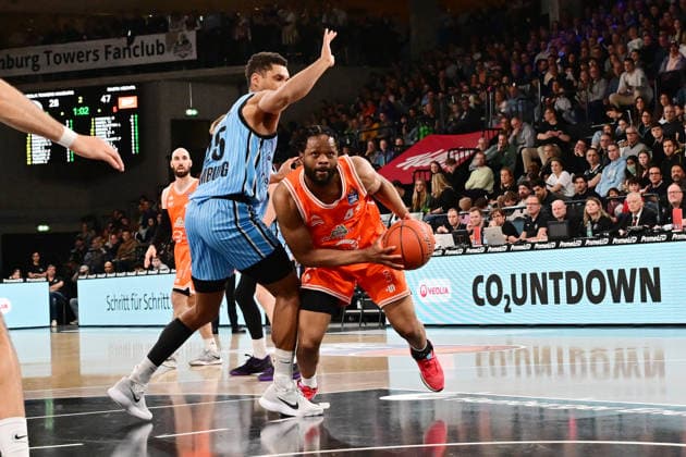 GER, 1. BBL, Veolia Towers Hamburg vs SC Rasta Vechta 19.04.2026,,GER, 1. BBL, Veolia Towers Hamburg vs SC Rasta Vechta, im Bild Lloyd Pandi (RASTA Vechta 41) versucht sich gegen Kenneth Ogbe (Veolia Towers Hamburg 25) durchzusetzen