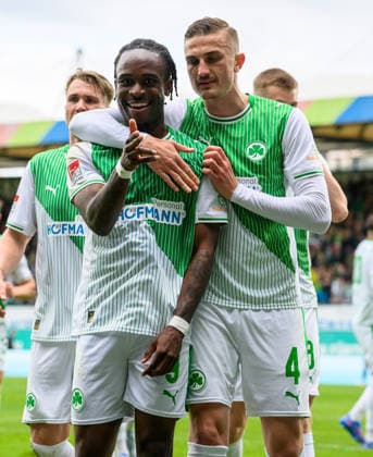 19.04.2026 - Fussball - Saison 2025 2026 - 2. Fussball - Bundesliga - 30. Spieltag: SpVgg Greuther Fürth ( Kleeblatt ) - SV Darmstadt 98 ( Lilien ) - Sportfoto Zink - xwoxzix - DFL regulations prohibit any use of photographs as image sequences and or quasi-video - only for editorial use - Torjubel Jubel Freude nach Treffer Tor Torschuß zum 1:0 durch Noel Futkeu (9, SpVgg Greuther Fürth ) - Noel Futkeu (9, SpVgg Greuther Fürth )Philipp Ziereis (4, SpVgg Greuther Fürth )