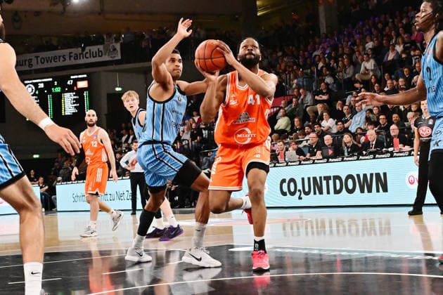 GER, 1. BBL, Veolia Towers Hamburg vs SC Rasta Vechta 19.04.2026,,GER, 1. BBL, Veolia Towers Hamburg vs SC Rasta Vechta, im Bild Lloyd Pandi (RASTA Vechta 41) versucht sich gegen Kenneth Ogbe (Veolia Towers Hamburg 25) durchzusetzen