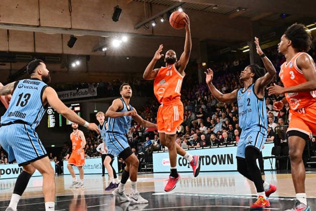 GER, 1. BBL, Veolia Towers Hamburg vs SC Rasta Vechta 19.04.2026,,GER, 1. BBL, Veolia Towers Hamburg vs SC Rasta Vechta, im Bild Lloyd Pandi (RASTA Vechta 41) versucht sich gegen Kenneth Ogbe (Veolia Towers Hamburg 25) durchzusetzen