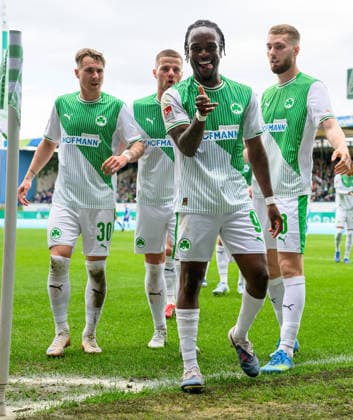 19.04.2026 - Fussball - Saison 2025 2026 - 2. Fussball - Bundesliga - 30. Spieltag: SpVgg Greuther Fürth ( Kleeblatt ) - SV Darmstadt 98 ( Lilien ) - Sportfoto Zink - xwoxzix - DFL regulations prohibit any use of photographs as image sequences and or quasi-video - only for editorial use - Torjubel Jubel Freude nach Treffer Tor Torschuß zum 1:0 durch Noel Futkeu (9, SpVgg Greuther Fürth ) - Felix Klaus (30, SpVgg Greuther Fürth ) Jan Elvedi (15, SpVgg Greuther Fürth ) Noel Futkeu (9, SpVgg Greuther Fürth ) Doni Edon Arifi (28, SpVgg Greuther Fürth )