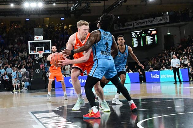 GER, 1. BBL, Veolia Towers Hamburg vs SC Rasta Vechta 19.04.2026,,GER, 1. BBL, Veolia Towers Hamburg vs SC Rasta Vechta, im Bild Lars Thiemann (RASTA Vechta 21) versucht sich gegen Leonard Thorpe Jr. (Veolia Towers Hamburg 2) durchzusetzen