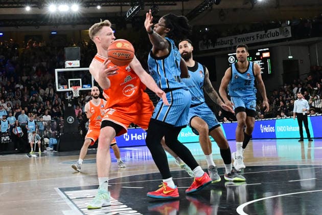 GER, 1. BBL, Veolia Towers Hamburg vs SC Rasta Vechta 19.04.2026,,GER, 1. BBL, Veolia Towers Hamburg vs SC Rasta Vechta, im Bild Lars Thiemann (RASTA Vechta 21) versucht sich gegen Leonard Thorpe Jr. (Veolia Towers Hamburg 2) durchzusetzen