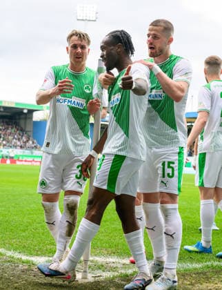 19.04.2026 - Fussball - Saison 2025 2026 - 2. Fussball - Bundesliga - 30. Spieltag: SpVgg Greuther Fürth ( Kleeblatt ) - SV Darmstadt 98 ( Lilien ) - Sportfoto Zink - xwoxzix - DFL regulations prohibit any use of photographs as image sequences and or quasi-video - only for editorial use - Torjubel Jubel Freude nach Treffer Tor Torschuß zum 1:0 durch Noel Futkeu (9, SpVgg Greuther Fürth ) - Felix Klaus (30, SpVgg Greuther Fürth ) Noel Futkeu (9, SpVgg Greuther Fürth ) Jan Elvedi (15, SpVgg Greuther Fürth )