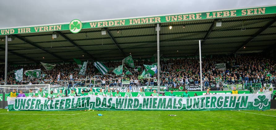 19.04.2026 - Fussball - Saison 2025 2026 - 2. Fussball - Bundesliga - 30. Spieltag: SpVgg Greuther Fürth ( Kleeblatt ) - SV Darmstadt 98 ( Lilien ) - Sportfoto Zink - xwoxzix - DFL regulations prohibit any use of photographs as image sequences and or quasi-video - only for editorial use - Mannschaft Team Fürth mit Spruchband Banner der Greutherfürthfans Fans Fanblock Kleeblattfans nach Spielende - Unser Kleeblatt das wir niemals untergeh n -