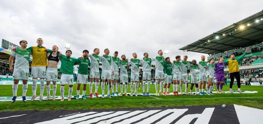 19.04.2026 - Fussball - Saison 2025 2026 - 2. Fussball - Bundesliga - 30. Spieltag: SpVgg Greuther Fürth ( Kleeblatt ) - SV Darmstadt 98 ( Lilien ) - Sportfoto Zink - xwoxzix - DFL regulations prohibit any use of photographs as image sequences and or quasi-video - only for editorial use - Mannschaft Team Fürth vor Greutherfürthfans Fans Fanblock Kleeblattfans nach Spielende