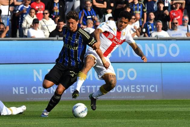 Felipe Loyola (Pisa) Alexsandro Amorim De Freitas (Genoa) during Pisa SC vs Genoa CFC, Italian soccer Serie A match in Pisa, Italy, April 19 2026  Copyright: xGabrielexMasotti IPAxSportx xipa-agency.netx xx IPA_74082155 IPA_Agency_IPA74082155