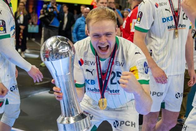 FUechse Berlin feiern den DHB Pokal 2026,Matthes Langhoff, Linksaußen Rueckraum, (Fuechse Berlin 25), Bergischer HC - Fuechse Berlin, DHB-Pokal Maenner, Herren, 6. Spieltag, Finale, Daikin HBL, Lidl Final 4, 19.04.2026 Köln NRW Deutschland