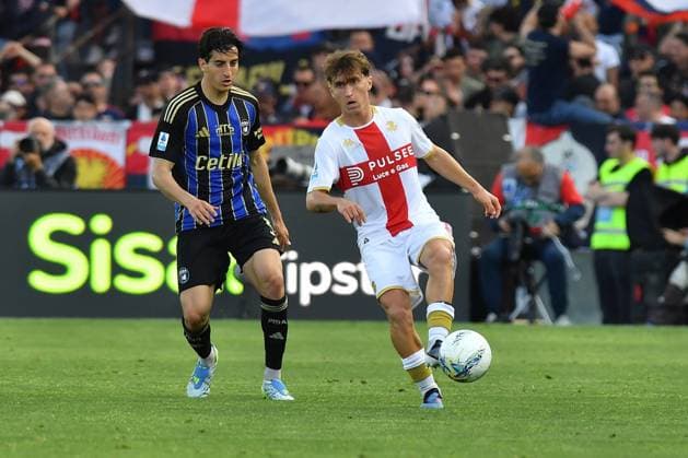 Samuele Angori (Pisa) Tommaso Baldanzi (Genoa) during Pisa SC vs Genoa CFC, Italian soccer Serie A match in Pisa, Italy, April 19 2026  Copyright: xGabrielexMasotti IPAxSportx xipa-agency.netx xx IPA_74082170 IPA_Agency_IPA74082170