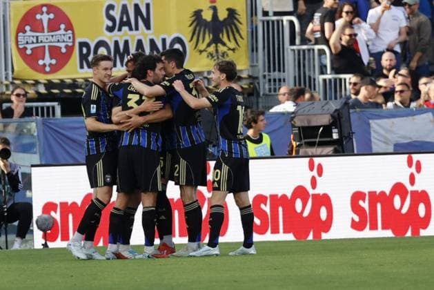 April 19, 2026, Pisa, ITALIA: Pisa s team celebrates after goal 1-0 during the Italian Serie A soccer match Pisa SC vs Genoa CFC at Arena Garibaldi stadium in Pisa, Italy, 19 April 2026. ANSA ENRICO MATTIA DEL PUNTA Italy Soccer Serie A - Pisa SC Vs Genoa  - ZUMAa110 20260419_zaf_a110_027 Copyright: xEnricoxMattiaxDelxPuntax