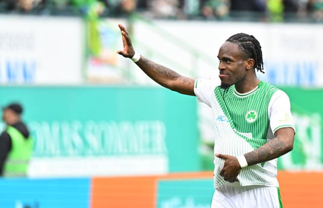 19.04.2026 - Fussball - Saison 2025 2026 - 2. Fussball - Bundesliga - 30. Spieltag: SpVgg Greuther Fürth ( Kleeblatt ) - SV Darmstadt 98 ( Lilien ) - Sportfoto Zink MeZi - xmexzix - DFL regulations prohibit any use of photographs as image sequences and or quasi-video - only for editorial use - Noel Futkeu (9, SpVgg Greuther Fürth ) mit Spielball Ball unter Trikot