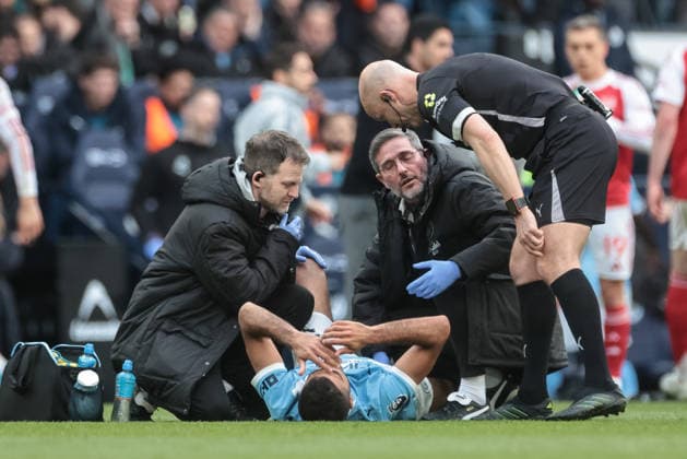 Premier League: Manchester City v Arsenal Rodrigo of Manchester City receives treatment during the Premier League match Manchester City vs Arsenal at Etihad Stadium, Manchester, United Kingdom on 19 April 2026 (Photo by Mark Cosgrove News Images) Manchester Etihad Stadium Greater Manchester United, ManU Kingdom Copyright: xMarkxCosgrove NewsxImagesx