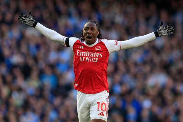 Manchester City v Arsenal, Premier League Eberechi Eze (10) of Arsenal pumps up he crowd during the Premier League match between Manchester City and Arsenal at the Etihad Stadium, Manchester, UK on 19 April 2026. Manchester Etihad Stadium Manchester UK Editorial use only DataCo restrictions apply See www.football-dataco.com , Copyright: xConorxMolloyx PSI-24102-0060