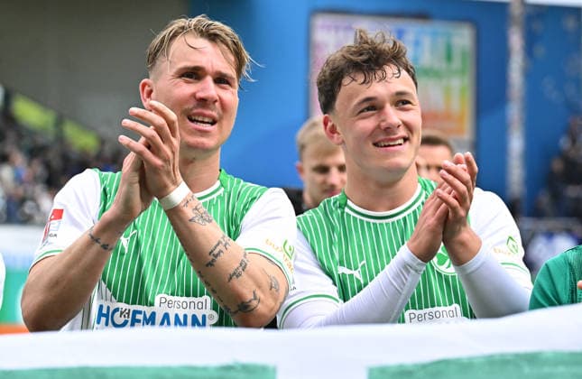 19.04.2026 - Fussball - Saison 2025 2026 - 2. Fussball - Bundesliga - 30. Spieltag: SpVgg Greuther Fürth ( Kleeblatt ) - SV Darmstadt 98 ( Lilien ) - Sportfoto Zink MeZi - xmexzix - DFL regulations prohibit any use of photographs as image sequences and or quasi-video - only for editorial use - Felix Klaus (30, SpVgg Greuther Fürth ) Lukas Reich (2, SpVgg Greuther Fürth, rechts ) Jubel Freude nach Spielende