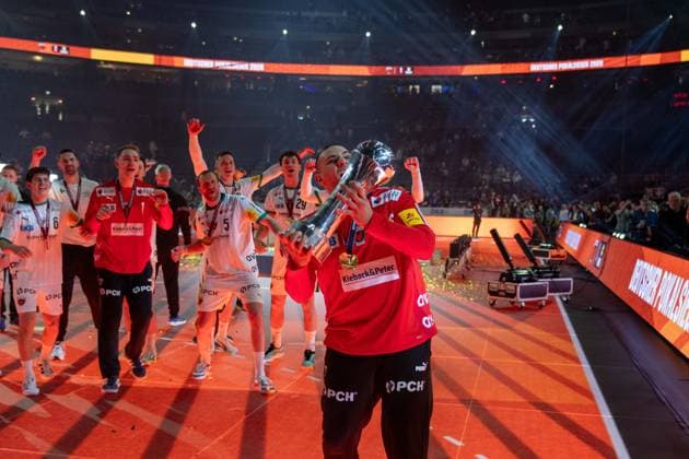 FUechse Berlin feiern den DHB Pokal 2026, Dejan Milosavljev, Torwart, (Fuechse Berlin 96), Bergischer HC - Fuechse Berlin, DHB-Pokal Maenner, Herren, 6. Spieltag, Finale, Daikin HBL, Lidl Final 4, 19.04.2026 Köln NRW Deutschland