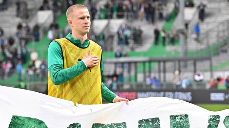 19.04.2026 - Fussball - Saison 2025 2026 - 2. Fussball - Bundesliga - 30. Spieltag: SpVgg Greuther Fürth ( Kleeblatt ) - SV Darmstadt 98 ( Lilien ) - Sportfoto Zink MeZi - xmexzix - DFL regulations prohibit any use of photographs as image sequences and or quasi-video - only for editorial use - Brynjar Ingi Bjarnason (25, SpVgg Greuther Fürth ) Jubel Freude nach Spielende