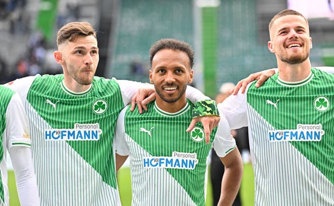 19.04.2026 - Fussball - Saison 2025 2026 - 2. Fussball - Bundesliga - 30. Spieltag: SpVgg Greuther Fürth ( Kleeblatt ) - SV Darmstadt 98 ( Lilien ) - Sportfoto Zink MeZi - xmexzix - DFL regulations prohibit any use of photographs as image sequences and or quasi-video - only for editorial use - von links : Branimir Hrgota (10, SpVgg Greuther Fürth ) Julian Green (37, SpVgg Greuther Fürth ) Jan Elvedi (15, SpVgg Greuther Fürth ) Jubel Freude nach Spielende