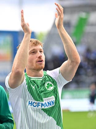 19.04.2026 - Fussball - Saison 2025 2026 - 2. Fussball - Bundesliga - 30. Spieltag: SpVgg Greuther Fürth ( Kleeblatt ) - SV Darmstadt 98 ( Lilien ) - Sportfoto Zink MeZi - xmexzix - DFL regulations prohibit any use of photographs as image sequences and or quasi-video - only for editorial use - Jannik Dehm ( 23, SpVgg Greuther Fürth ) Jubel Freude nach Spielende