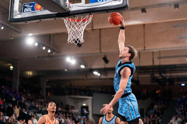 Niklas Wimberg (Veolia Towers Hamburg, 17) beim Dunk, GER, Veolia Towers Hamburg vs RASTA Vechta, Basketball, Bundesliga, Spieltag 30, Saison 2025 2026, 19.04.2026 GER, Veolia Towers Hamburg vs RASTA Vechta, Basketball, Bundesliga, Spieltag 30, Saison 2025 2026, 19.04.2026 Hamburg Copyright: xEibner-Pressefoto MaxxVincenx EP_MVN