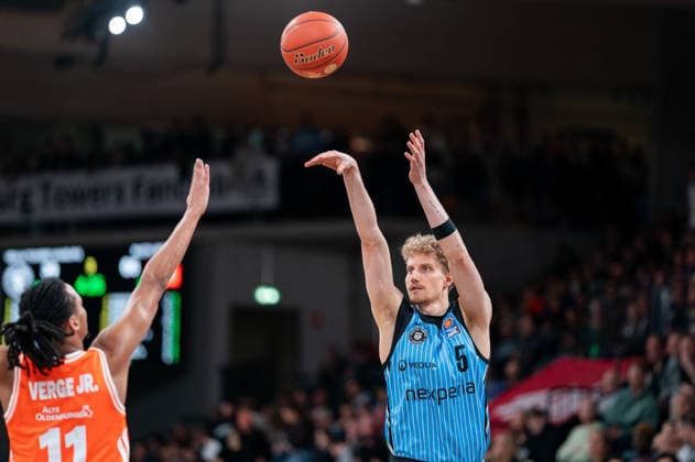 Zsombor Maronka (Veolia Towers Hamburg, 05) beim Wurf, Alonzo Verge Jr (RASTA Vechta, 11), GER, Veolia Towers Hamburg vs RASTA Vechta, Basketball, Bundesliga, Spieltag 30, Saison 2025 2026, 19.04.2026 GER, Veolia Towers Hamburg vs RASTA Vechta, Basketball, Bundesliga, Spieltag 30, Saison 2025 2026, 19.04.2026 Hamburg Copyright: xEibner-Pressefoto MaxxVincenx EP_MVN