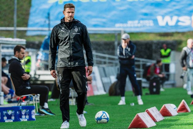 Oliver KIrch (Borussia Moenchengladbach U23, Trainer) wartet auf den Schlagwurfusspfiff Wuppertaler SV vs. Borussia Moenchengladbach U23, Fussball, Regionalliga-West, 30.Spieltag, Saison 2025 26, 19.04.2026, Wuppertaler SV vs. Borussia Moenchengladbach U23, Fussball, Regionalliga-West, 30.Spieltag, Saison 2025 26, 19.04.2026 Wuppertal *** Oliver KIrch Borussia Moenchengladbach U23, Coach waits for the whistle Wuppertaler SV vs Borussia Moenchengladbach U23, Football, Regionalliga West, Matchday 30, Season 2025 26, 19 04 2026, Wuppertaler SV vs Borussia Moenchengladbach U23, Football, Regionalliga West, Matchday 30, Season 2025 26, 19 04 2026 Wuppertal Copyright: xEibner-Pressefoto LukasxBaldygax EP_LBA