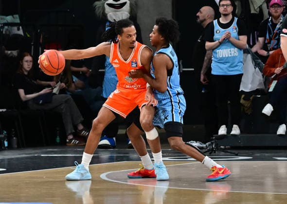 GER, 1. BBL, Veolia Towers Hamburg vs SC Rasta Vechta 19.04.2026,,GER, 1. BBL, Veolia Towers Hamburg vs SC Rasta Vechta, im Bild Alonzo Verge Jr. (RASTA Vechta 11) versucht sich gegen Ross Williams (Veolia Towers Hamburg 34) durchzusetzen