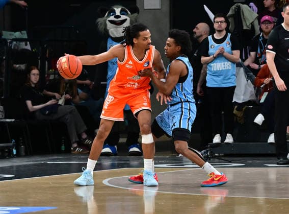 GER, 1. BBL, Veolia Towers Hamburg vs SC Rasta Vechta 19.04.2026,,GER, 1. BBL, Veolia Towers Hamburg vs SC Rasta Vechta, im Bild Alonzo Verge Jr. (RASTA Vechta 11) versucht sich gegen Ross Williams (Veolia Towers Hamburg 34) durchzusetzen