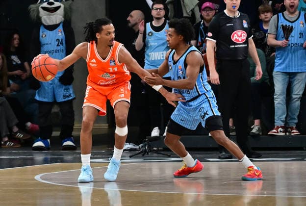 GER, 1. BBL, Veolia Towers Hamburg vs SC Rasta Vechta 19.04.2026,,GER, 1. BBL, Veolia Towers Hamburg vs SC Rasta Vechta, im Bild Alonzo Verge Jr. (RASTA Vechta 11) versucht sich gegen Ross Williams (Veolia Towers Hamburg 34) durchzusetzen