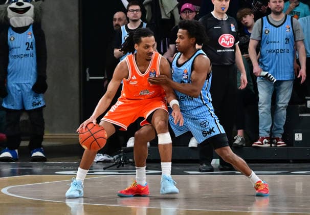 GER, 1. BBL, Veolia Towers Hamburg vs SC Rasta Vechta 19.04.2026,,GER, 1. BBL, Veolia Towers Hamburg vs SC Rasta Vechta, im Bild Alonzo Verge Jr. (RASTA Vechta 11) versucht sich gegen Ross Williams (Veolia Towers Hamburg 34) durchzusetzen